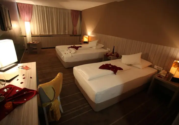 HOLLYWOOD HOTEL